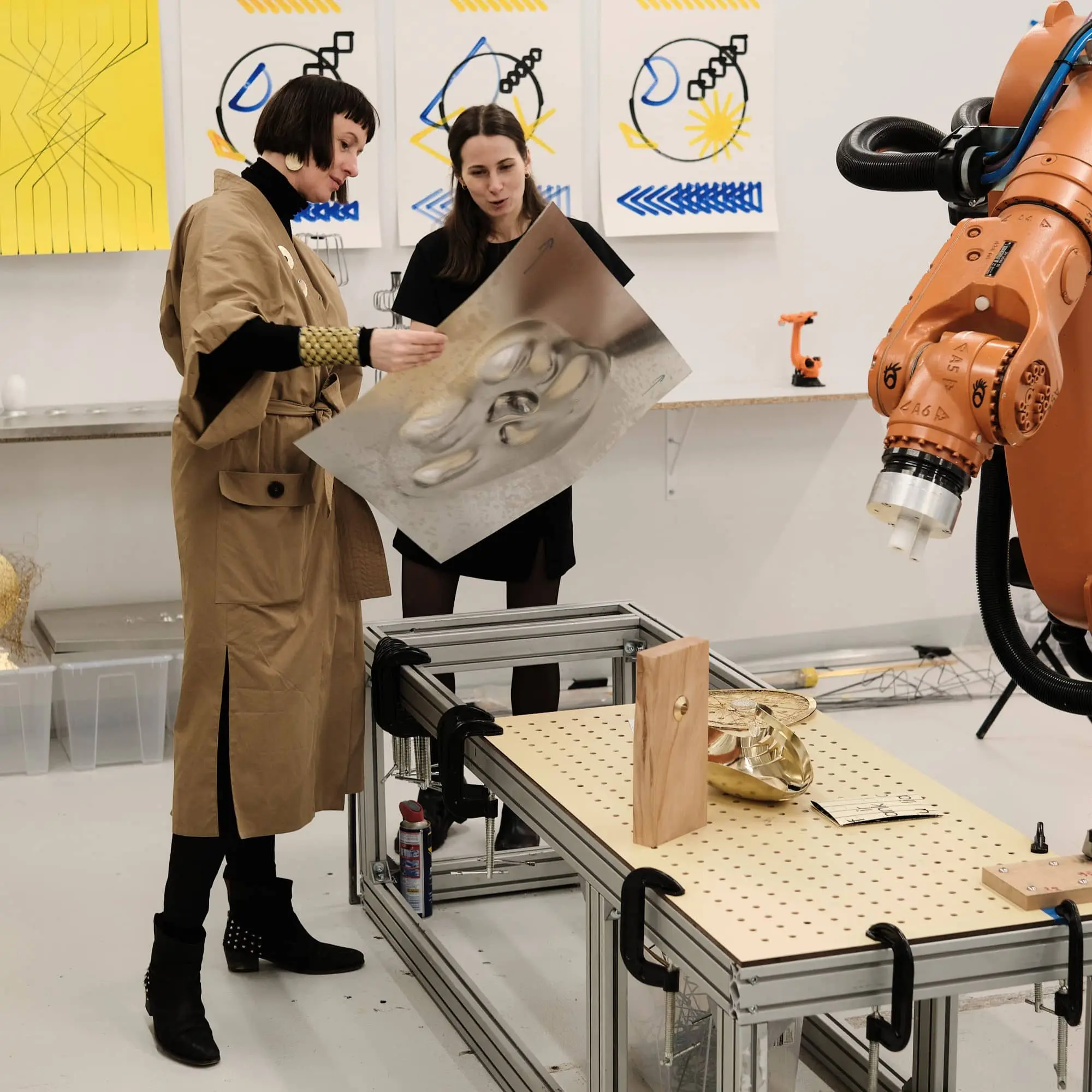 Anna Orska na Uniwersytecie SWPS w towarzystwie Sary Boś i robota KUKA